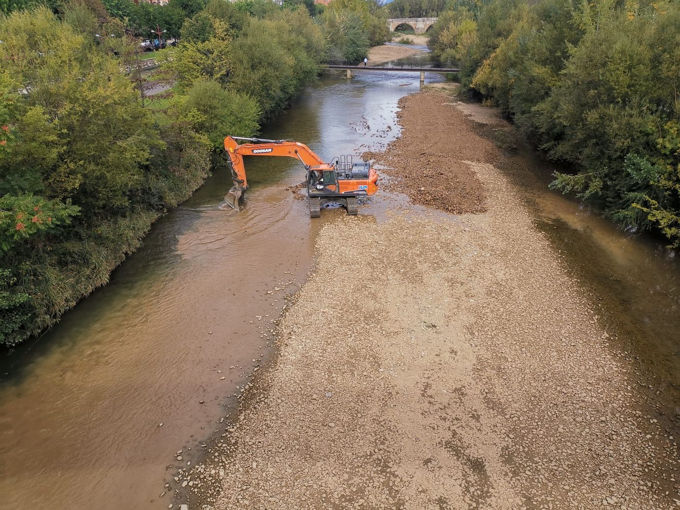 Acometen la limpieza del río Bernesga para facilitar el remo de piragüistas de la capital y mejorar el paso de caudal en la capital, comprometido por el deslizamiento de piedra y maleza.