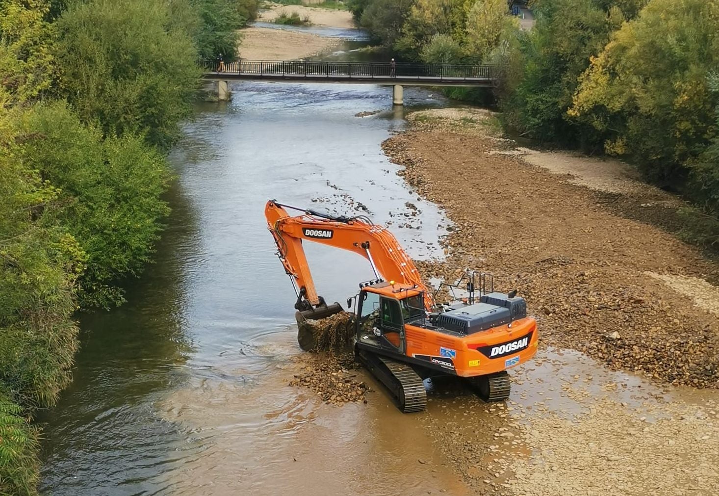 Acometen la limpieza del río Bernesga para facilitar el remo de piragüistas de la capital y mejorar el paso de caudal en la capital, comprometido por el deslizamiento de piedra y maleza.