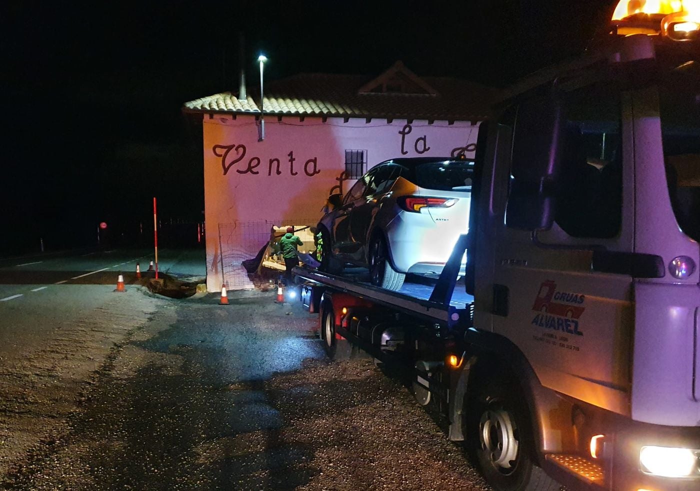 Un herido al empotrar su coche contra el bar La Venta de la Tuerta en la León-Asturias. 