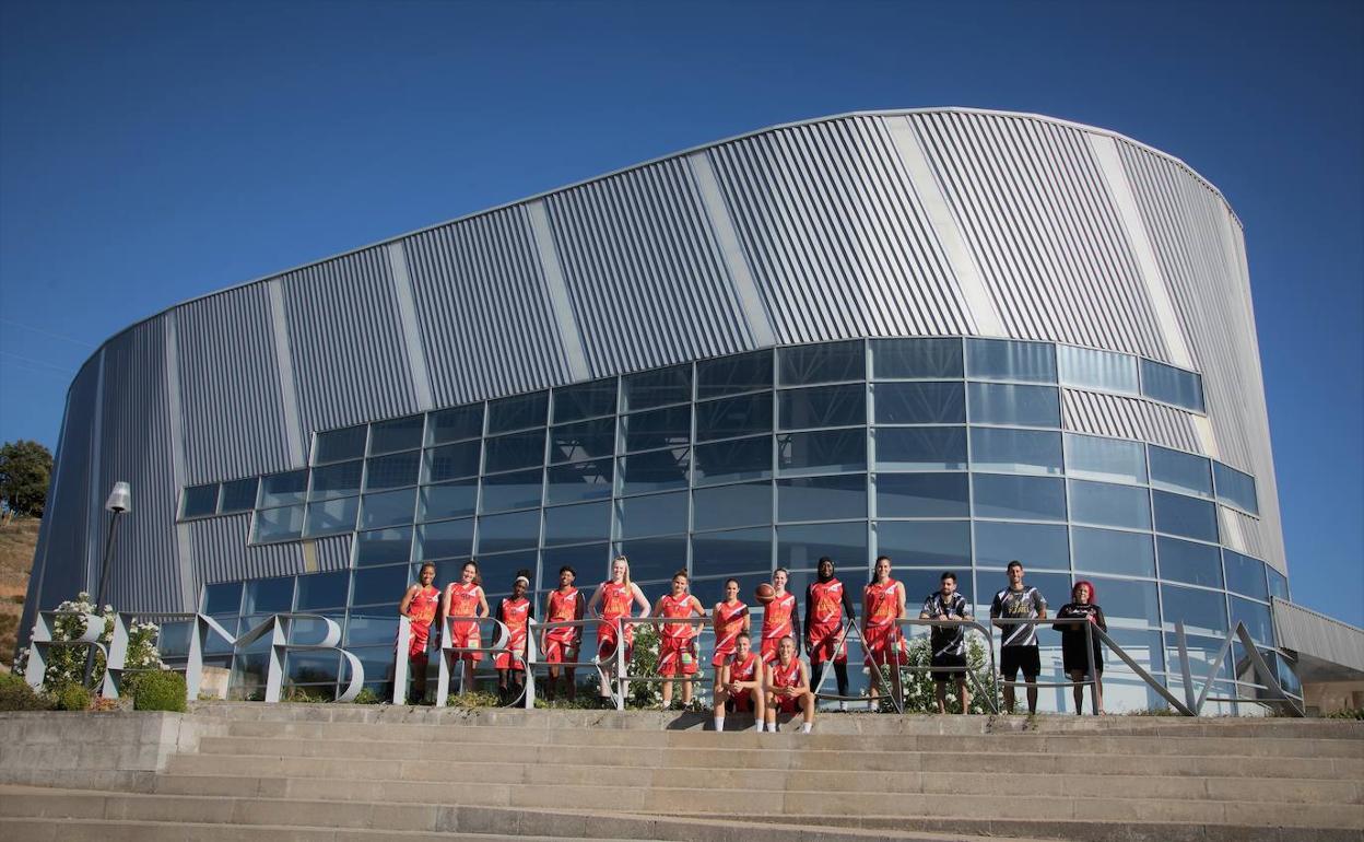 Las jugadoras del Embutidos Pajariel posan junto al Bembibre Arena.