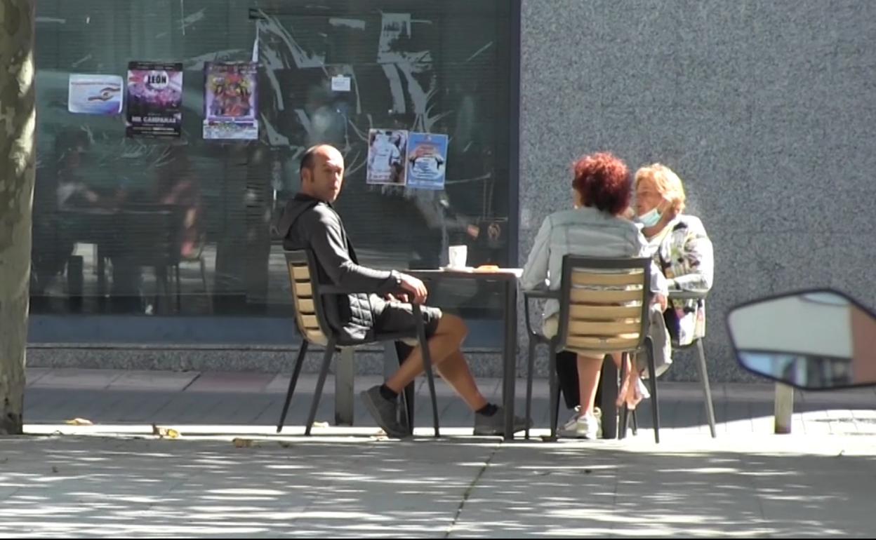 Imagen de unas personas en una terraza de León.