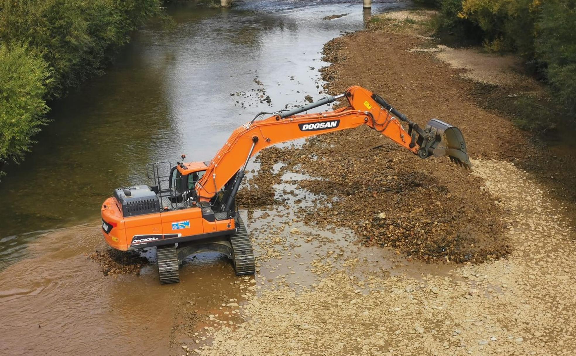 Maquinaria pesada trabajando en el cauce del río Bernesga. 