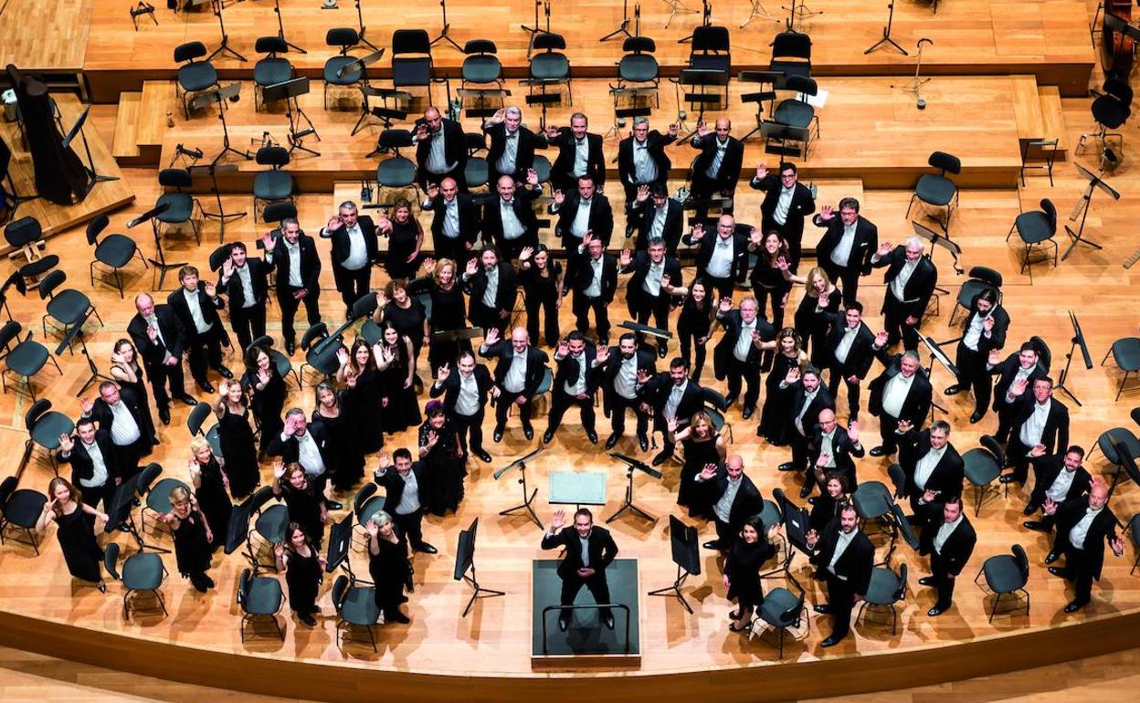 La Orquesta Sinfónica de Castilla y León, dirigida por el maestro Víctor Pablo Pérez.