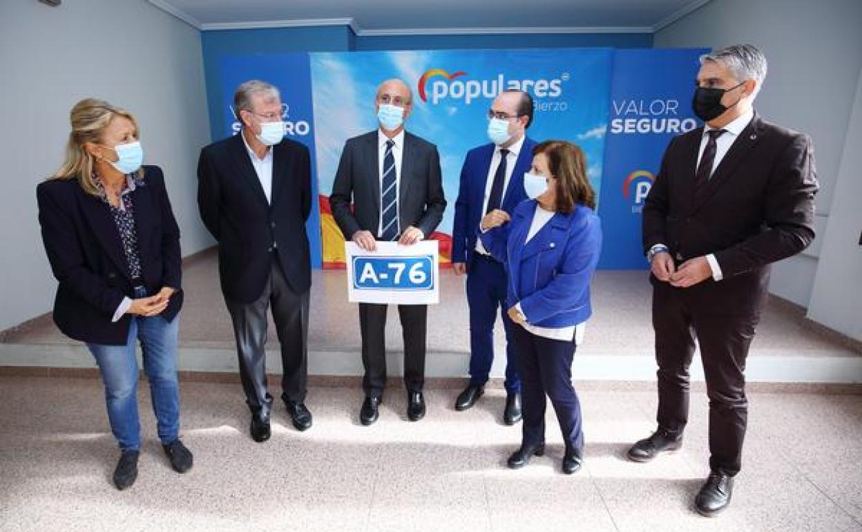 (I a D): La diputada nacional por León, Carmen González; el senador por León, Antonio Silván; el diputado nacional por Orense, Celso Delgado, el portavoz del grupo Popular en el ayuntamiento de Ponferrada, Marco Morala; la senadora por Orense, Carmen Leite; y el senador por Orense, Miguel Viso, durante la reunión de cargos del PP en Ponferrada.