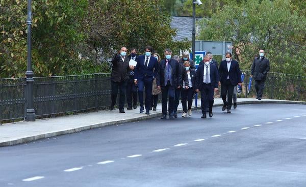 Fotos: El consejero de Fomento visita las obras de la carretera LE-142