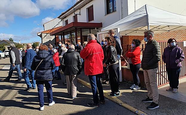 Galería. Concentración frente al consultorio de Veguellina de Órbigo.