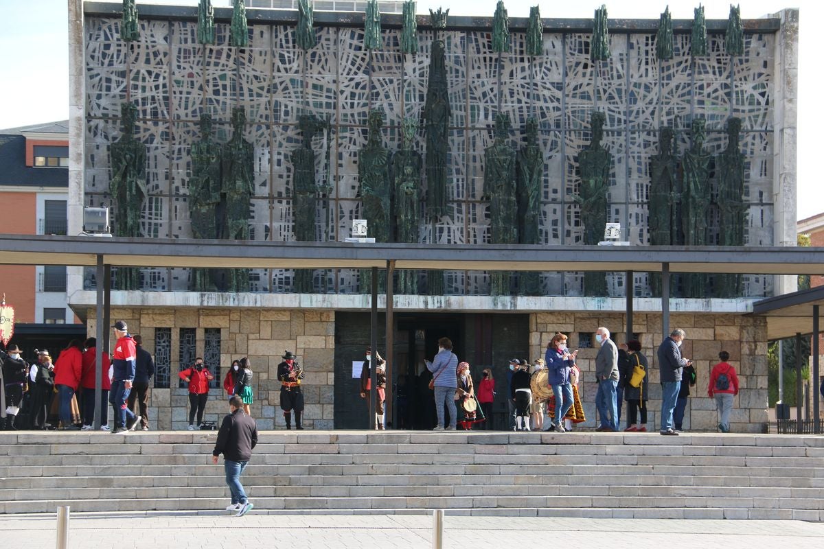 La romería de San Froilán más atípica concentra a algunos fieles a la puerta de la Basílica de la Virgen del Camino.