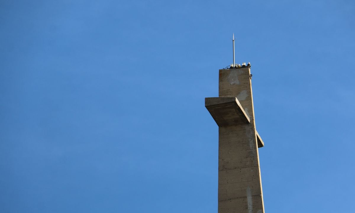 La romería de San Froilán más atípica concentra a algunos fieles a la puerta de la Basílica de la Virgen del Camino.