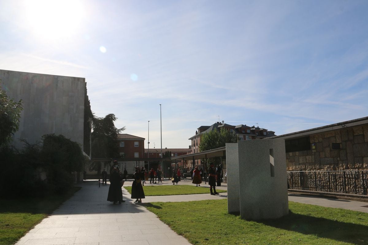 La romería de San Froilán más atípica concentra a algunos fieles a la puerta de la Basílica de la Virgen del Camino.