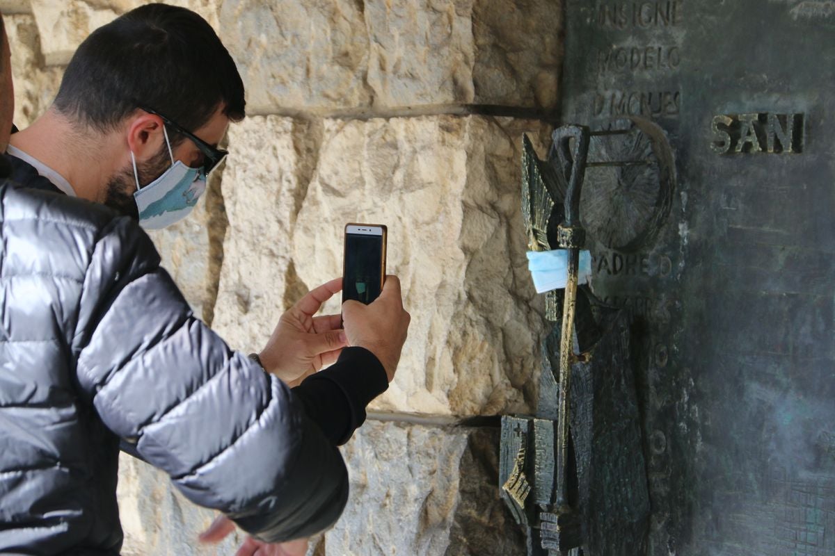 La romería de San Froilán más atípica concentra a algunos fieles a la puerta de la Basílica de la Virgen del Camino.