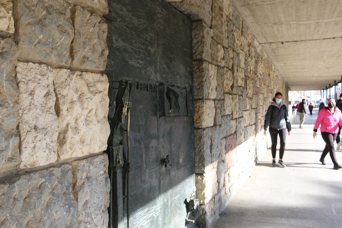 La romería de San Froilán más atípica concentra a algunos fieles a la puerta de la Basílica de la Virgen del Camino.