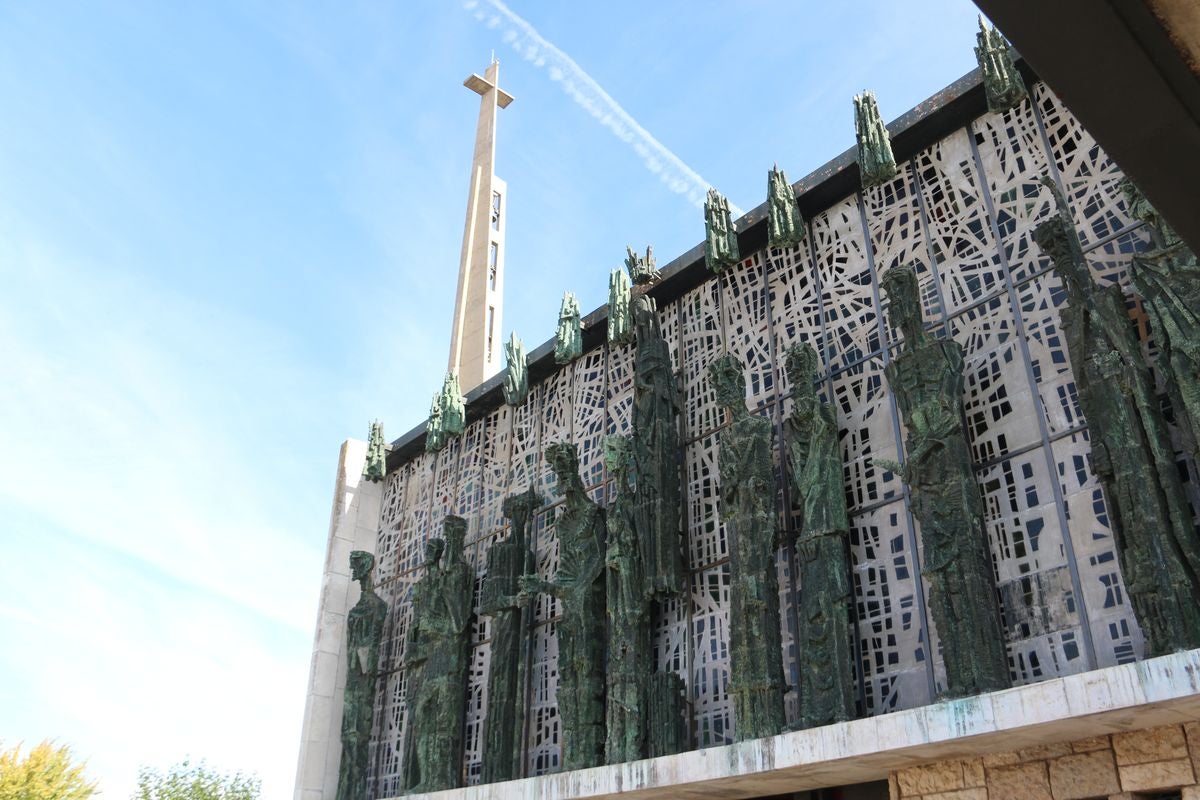 La romería de San Froilán más atípica concentra a algunos fieles a la puerta de la Basílica de la Virgen del Camino.