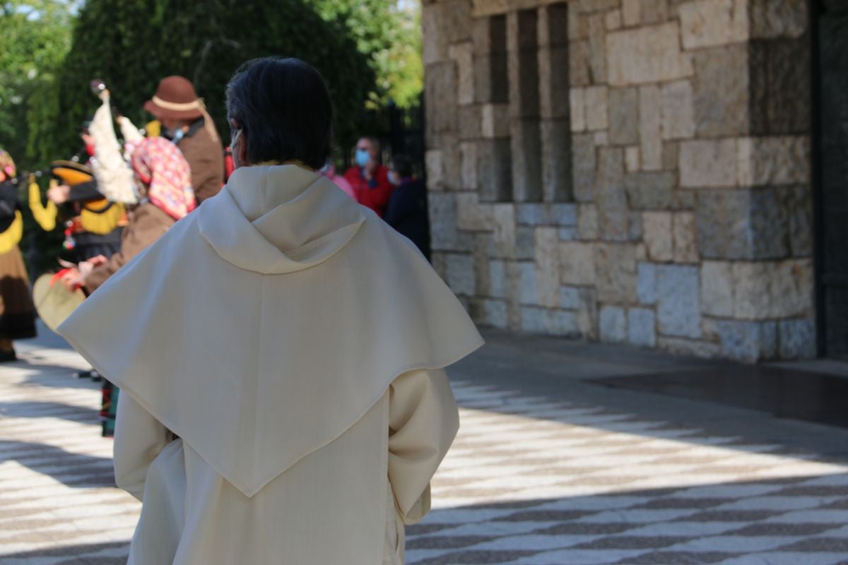 La romería de San Froilán más atípica concentra a algunos fieles a la puerta de la Basílica de la Virgen del Camino.