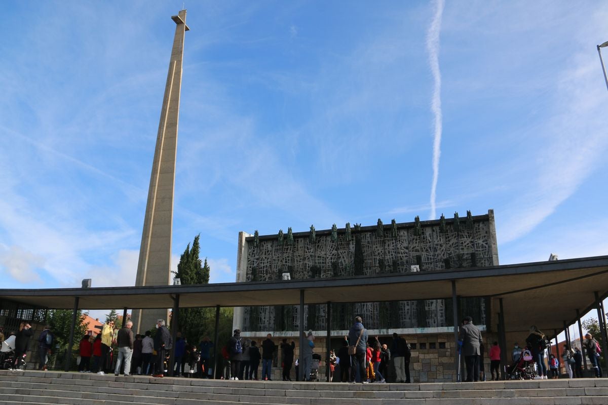 La romería de San Froilán más atípica concentra a algunos fieles a la puerta de la Basílica de la Virgen del Camino.