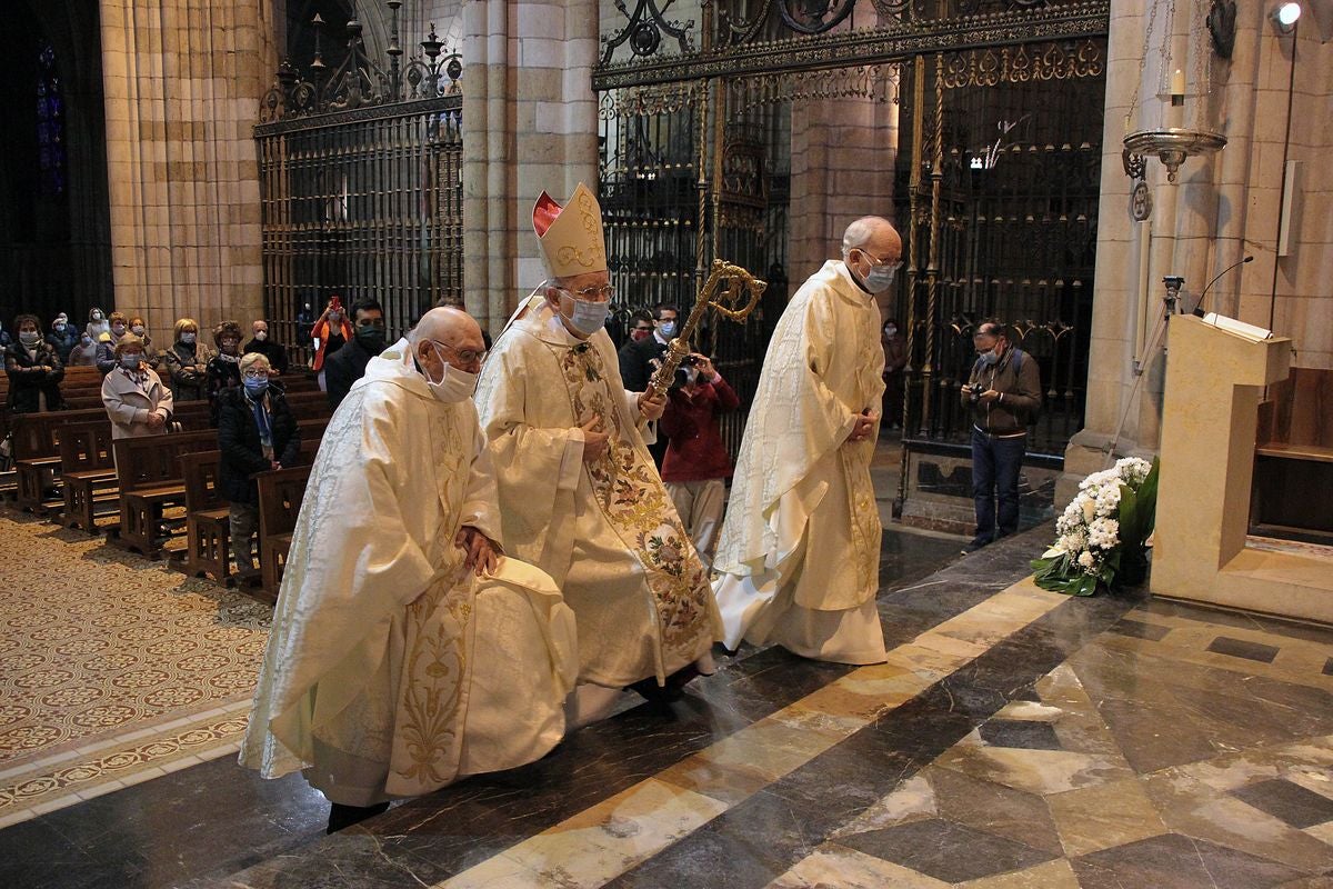 El Obispo de León, Julián López, preside la misa de San Froilán, único acto de la festividad.