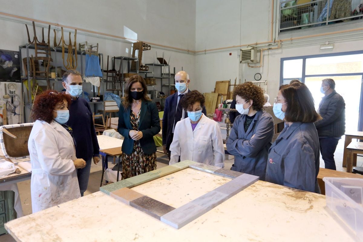La consejera de Empleo e Industria, Ana Carlota Amigo, visita el Centro de Artesanía de Castilla y León.