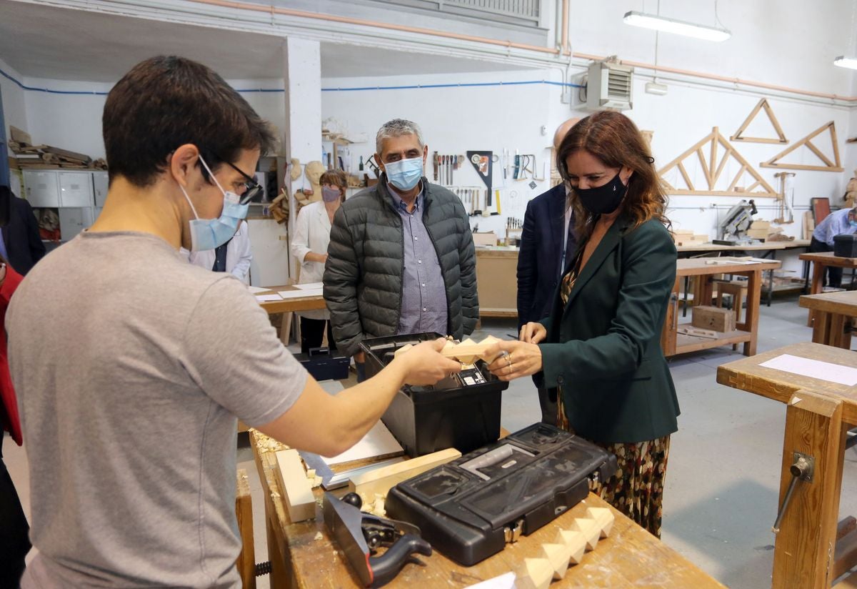 La consejera de Empleo e Industria, Ana Carlota Amigo, visita el Centro de Artesanía de Castilla y León.