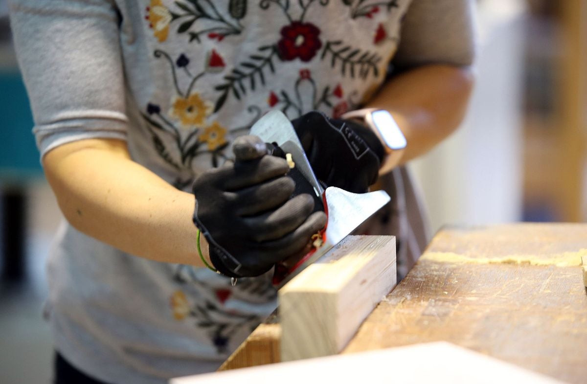 La consejera de Empleo e Industria, Ana Carlota Amigo, visita el Centro de Artesanía de Castilla y León.