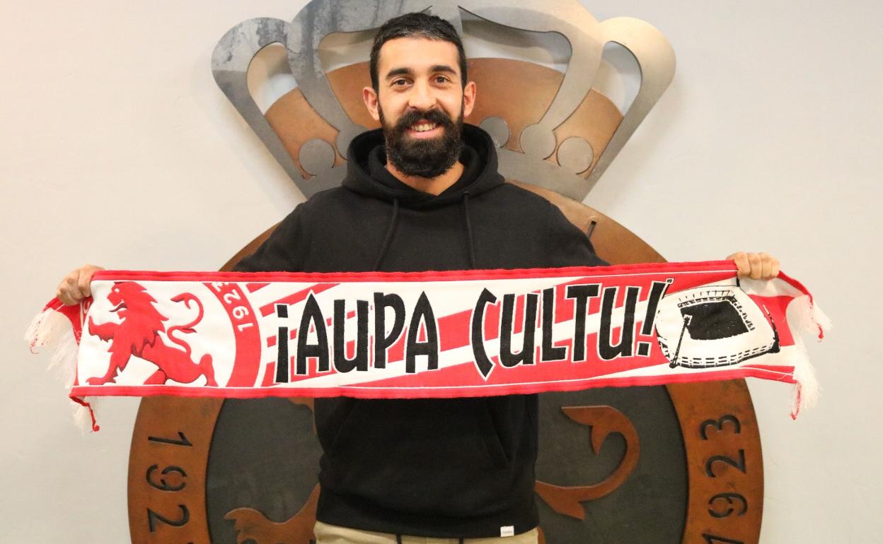 Carlos Bravo posa con la bufanda de la Cultural.