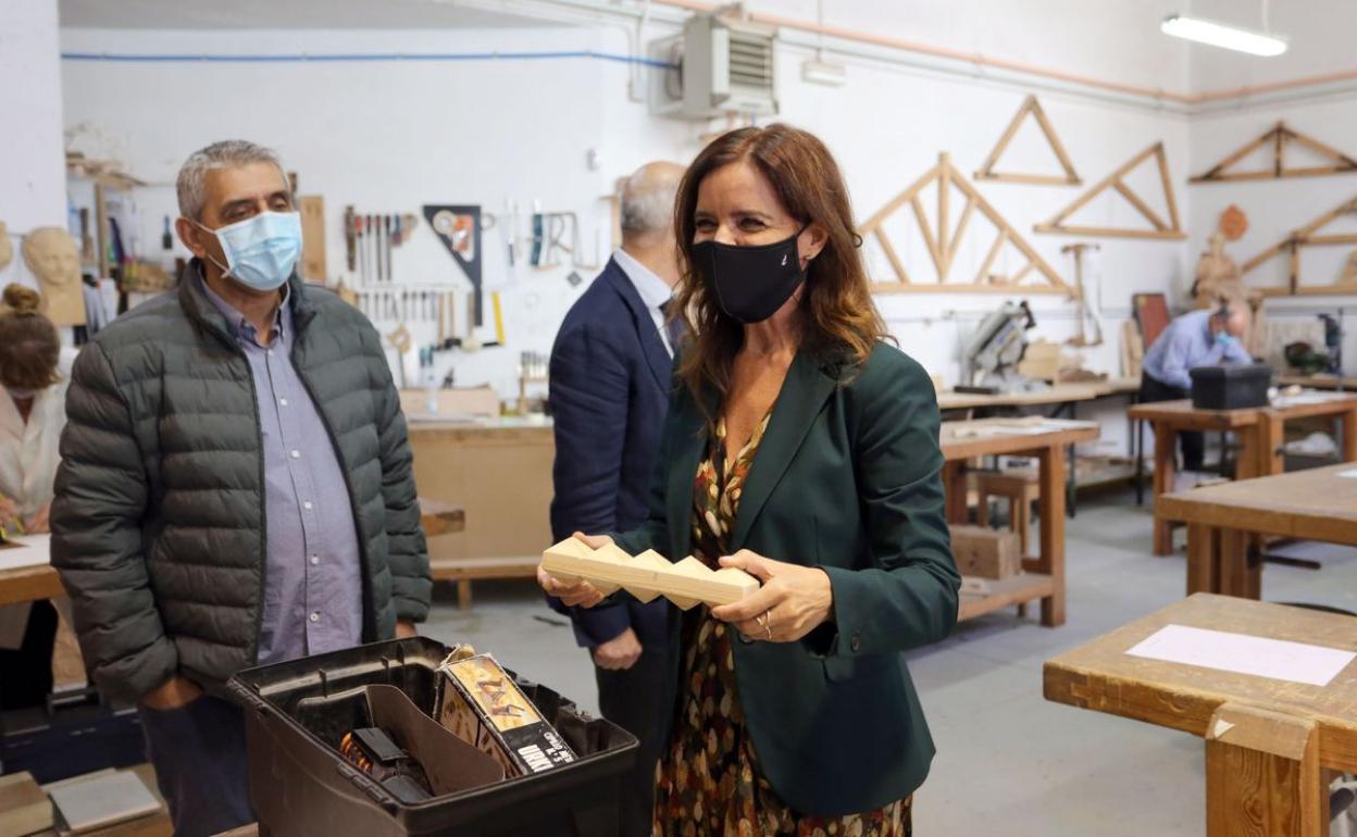 La consejera de Empleo e Industria, Ana Carlota Amigo, durante su visita al Centro de Artesanía de Castilla y León.