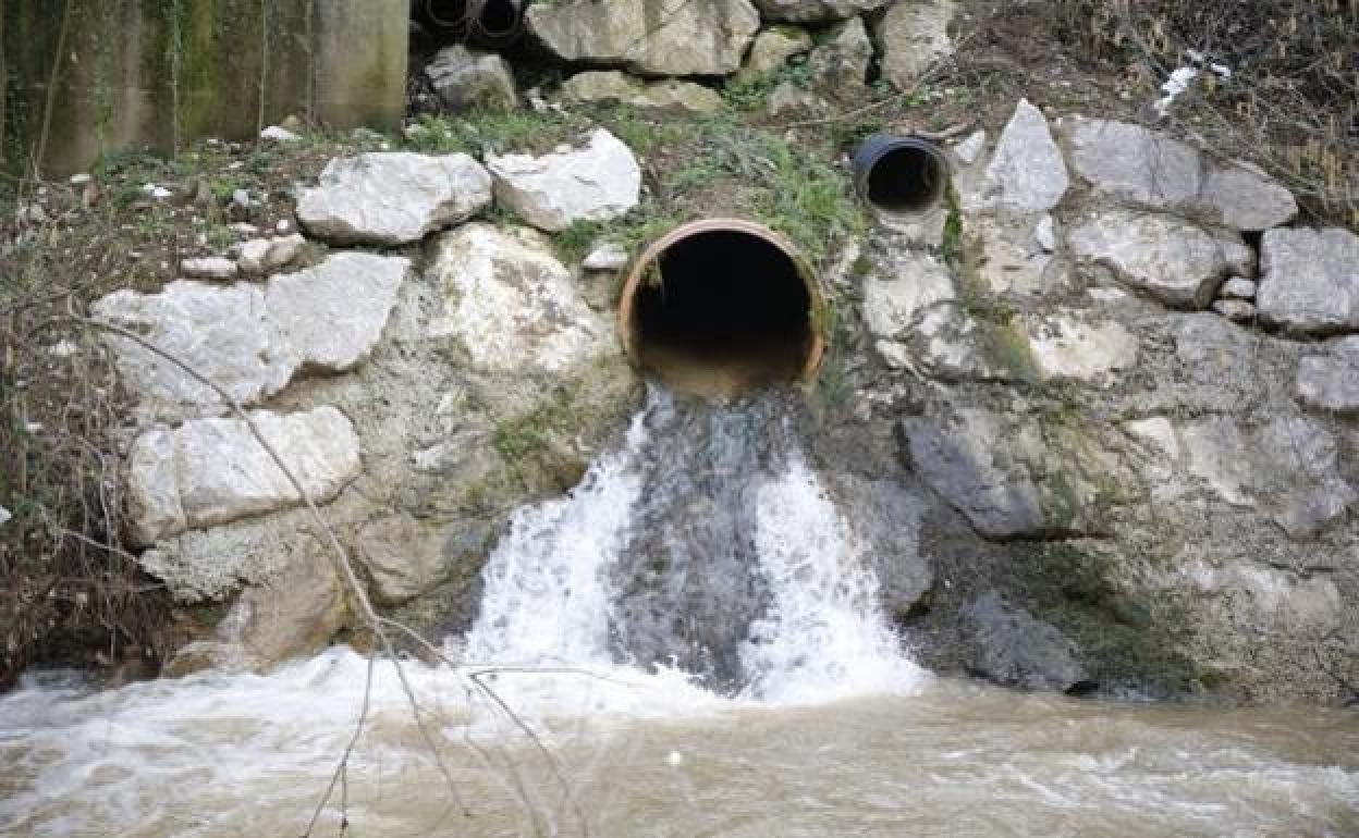 Tubería de la depuradora de Los Pontones que vierte el agua de la Variante. 