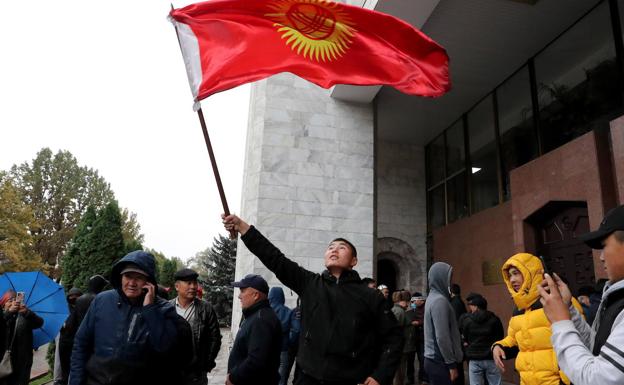 Protestas ante el Parlamento en Bishkek, la capital del país.