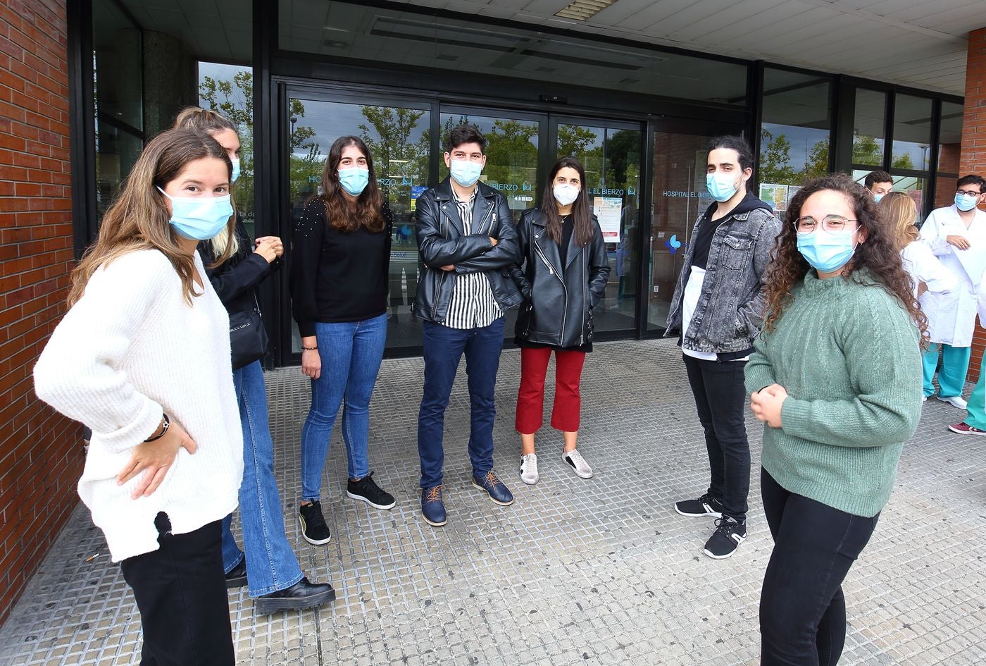 Los nuevos residentes del área de salud del Bierzo, a su llegada al Hospital del Bierzo en el día de su bienvenida. 