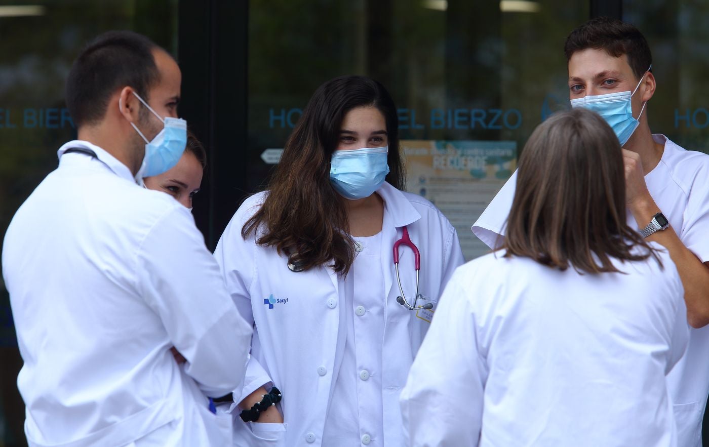 Los nuevos residentes del área de salud del Bierzo, a su llegada al Hospital del Bierzo en el día de su bienvenida. 