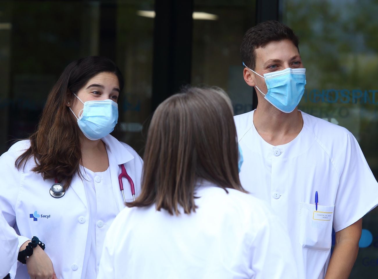 Los nuevos residentes del área de salud del Bierzo, a su llegada al Hospital del Bierzo en el día de su bienvenida. 