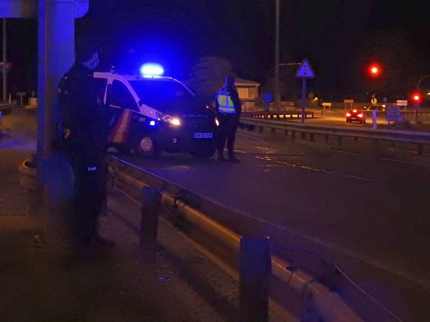 Efectivos de la Policía Nacional y la Guardia Civil han iniciado, pasada le medianoche, controles en las 'fronteras' de León y San Andrés del Rabanedo. Los controles tienen como objeto mantener el confinamiento perimetral de la población debido a la propagación de la pandemia en estas zonas de la provincia.