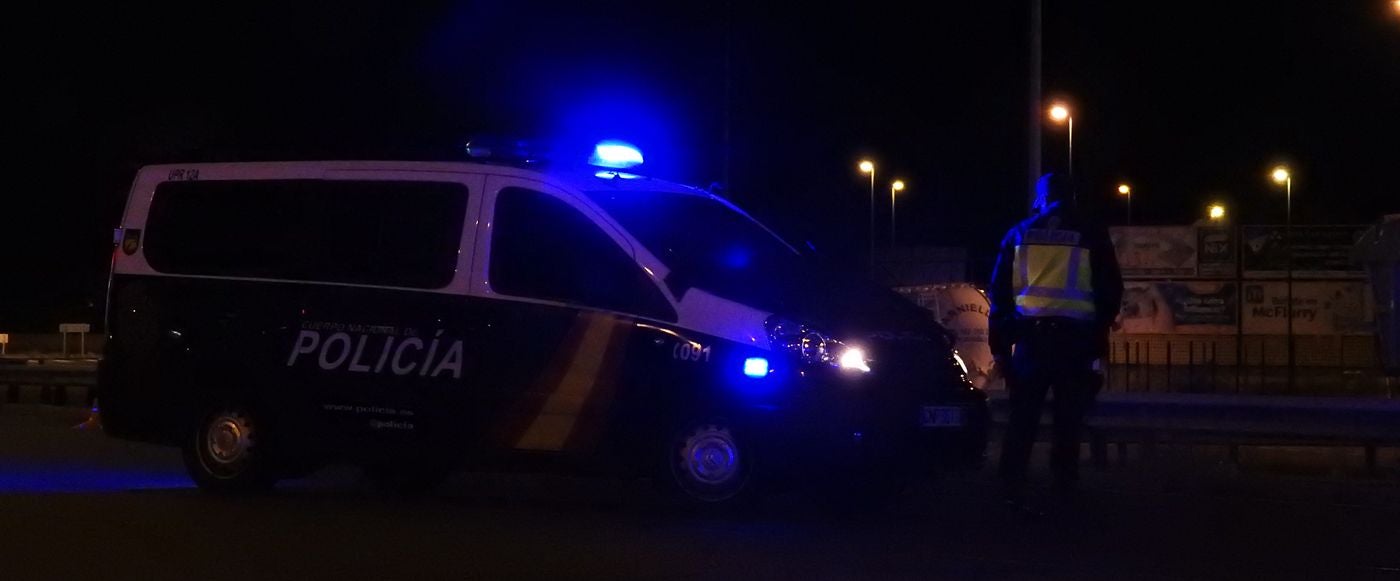 Efectivos de la Policía Nacional y la Guardia Civil han iniciado, pasada le medianoche, controles en las 'fronteras' de León y San Andrés del Rabanedo. Los controles tienen como objeto mantener el confinamiento perimetral de la población debido a la propagación de la pandemia en estas zonas de la provincia.