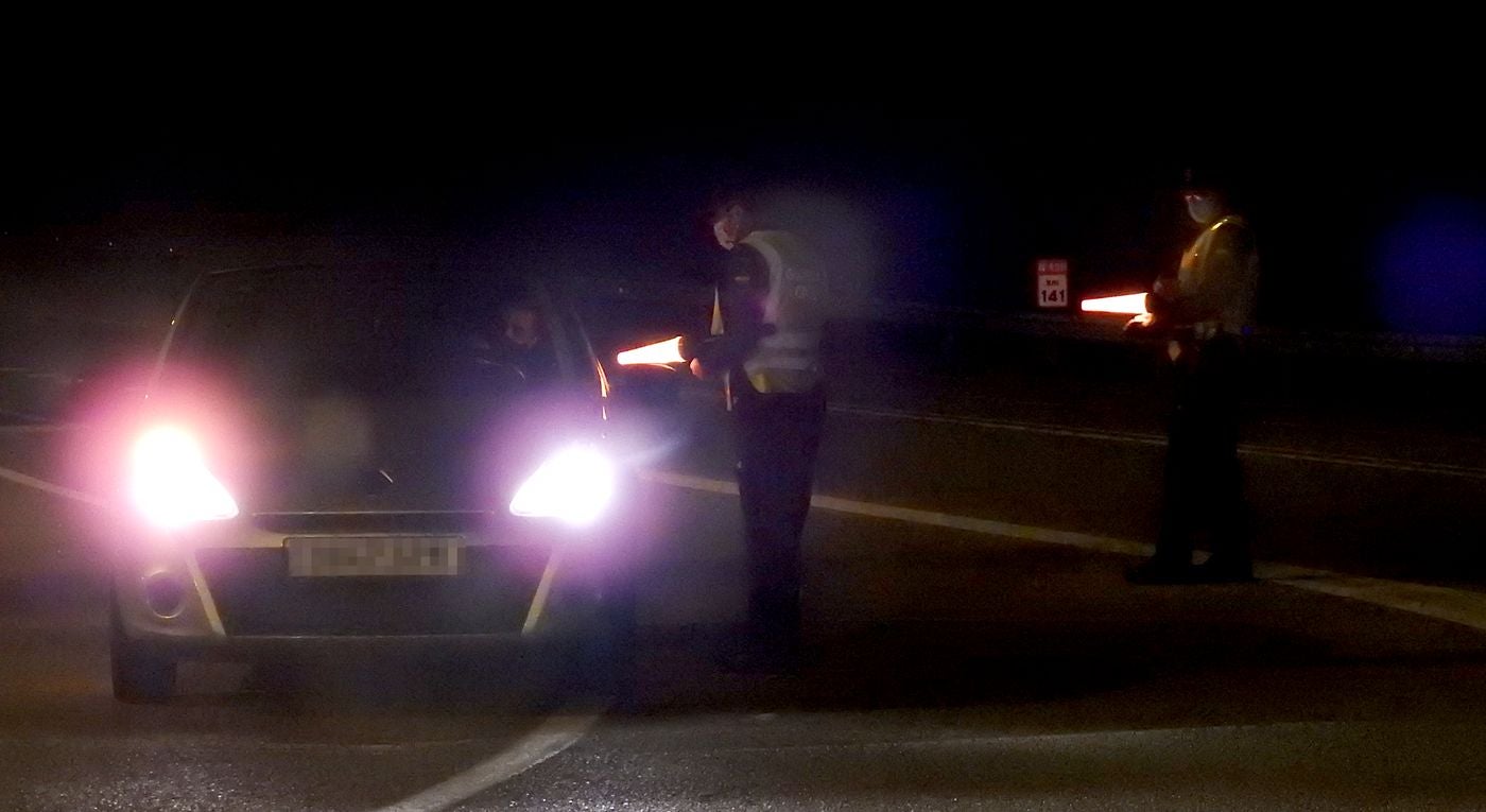 Efectivos de la Policía Nacional y la Guardia Civil han iniciado, pasada le medianoche, controles en las 'fronteras' de León y San Andrés del Rabanedo. Los controles tienen como objeto mantener el confinamiento perimetral de la población debido a la propagación de la pandemia en estas zonas de la provincia.