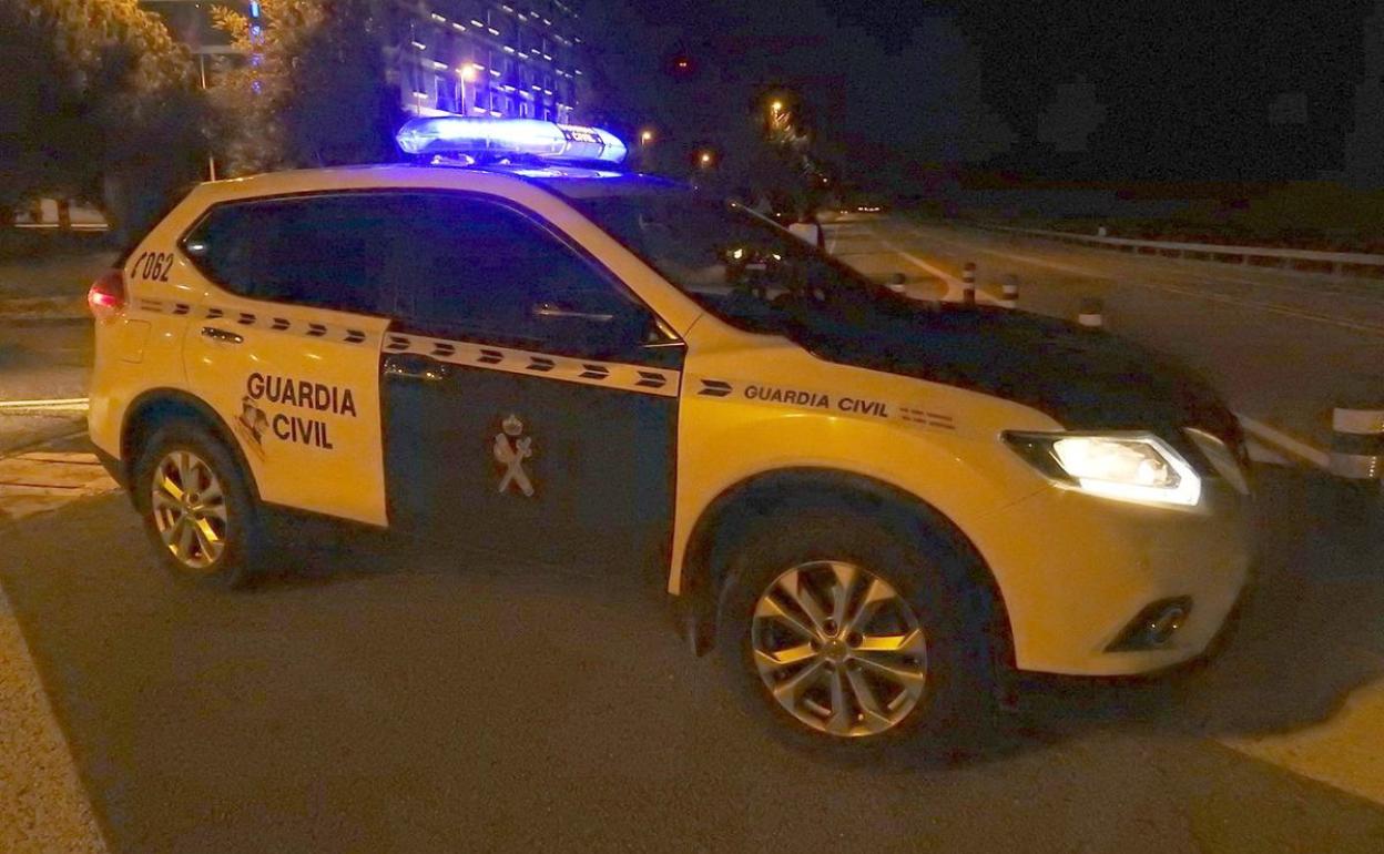 Efectivos de la Guardia Civil en la madrugada de este miércoles en el inicio del confinamiento.