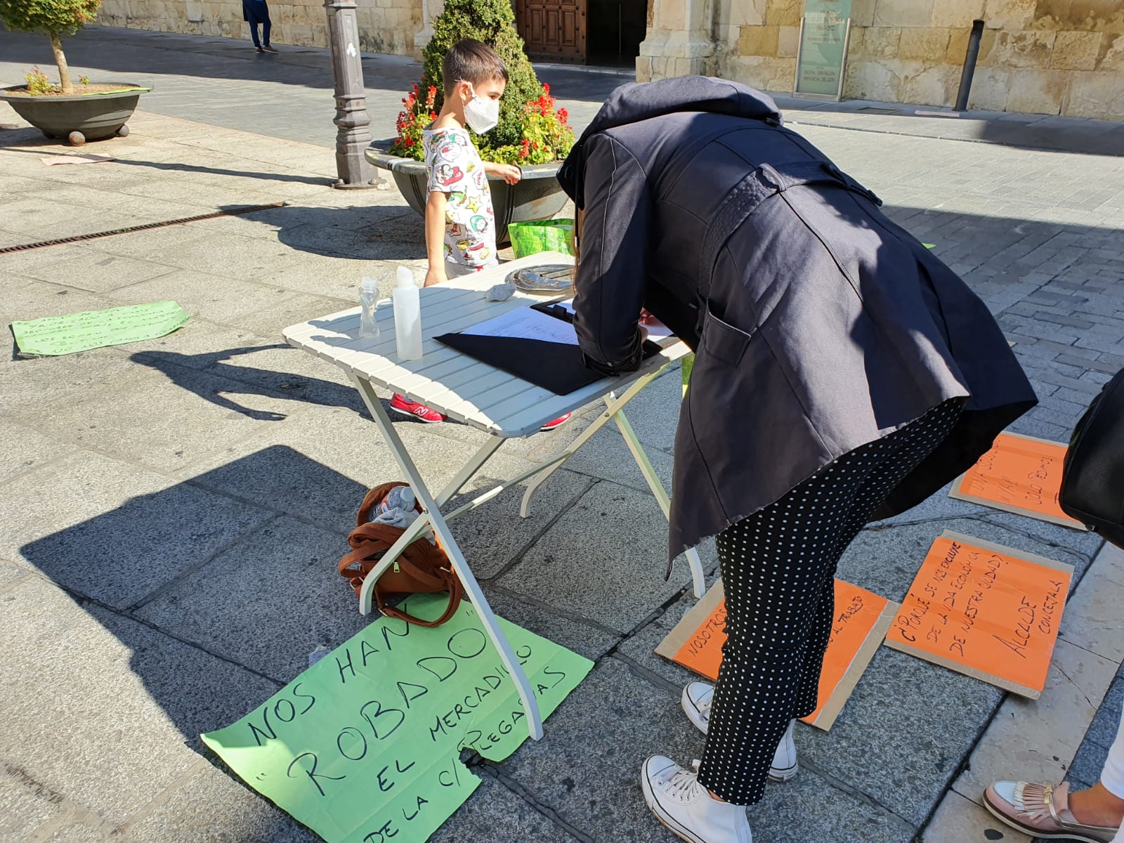 El colectivo ha recogido firmas contra el traslado y por la supervivencia de los puestos en Plegarias.