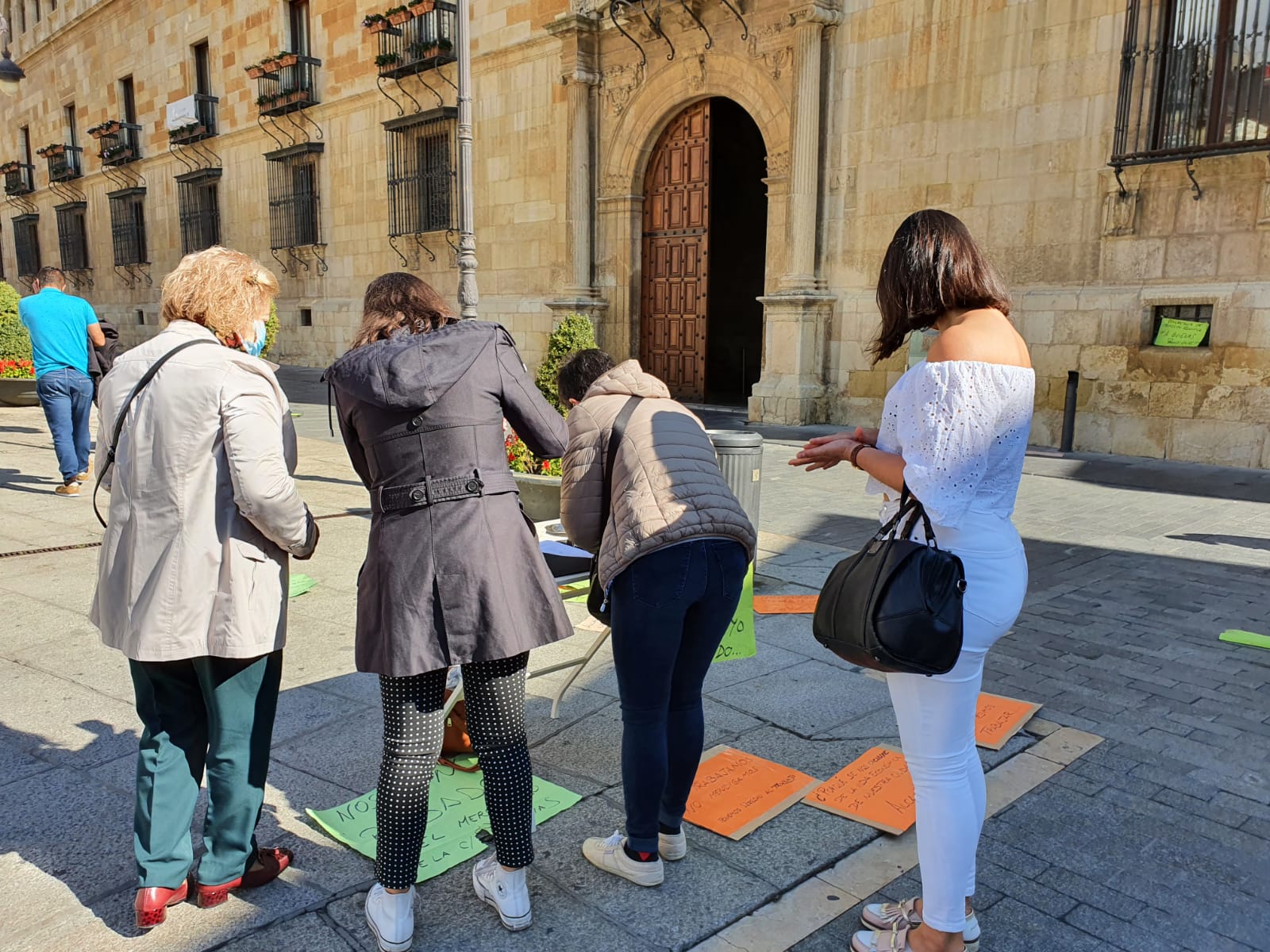 El colectivo ha recogido firmas contra el traslado y por la supervivencia de los puestos en Plegarias.