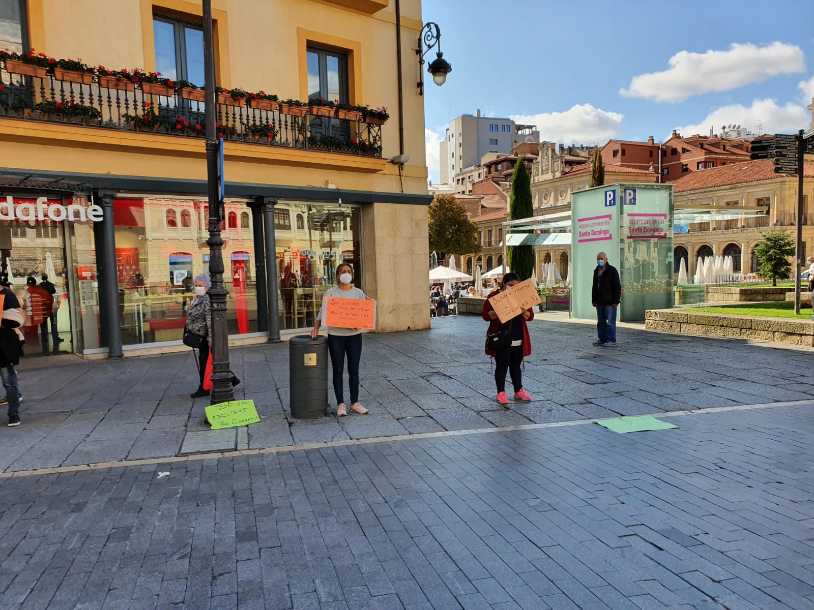 El colectivo ha recogido firmas contra el traslado y por la supervivencia de los puestos en Plegarias.