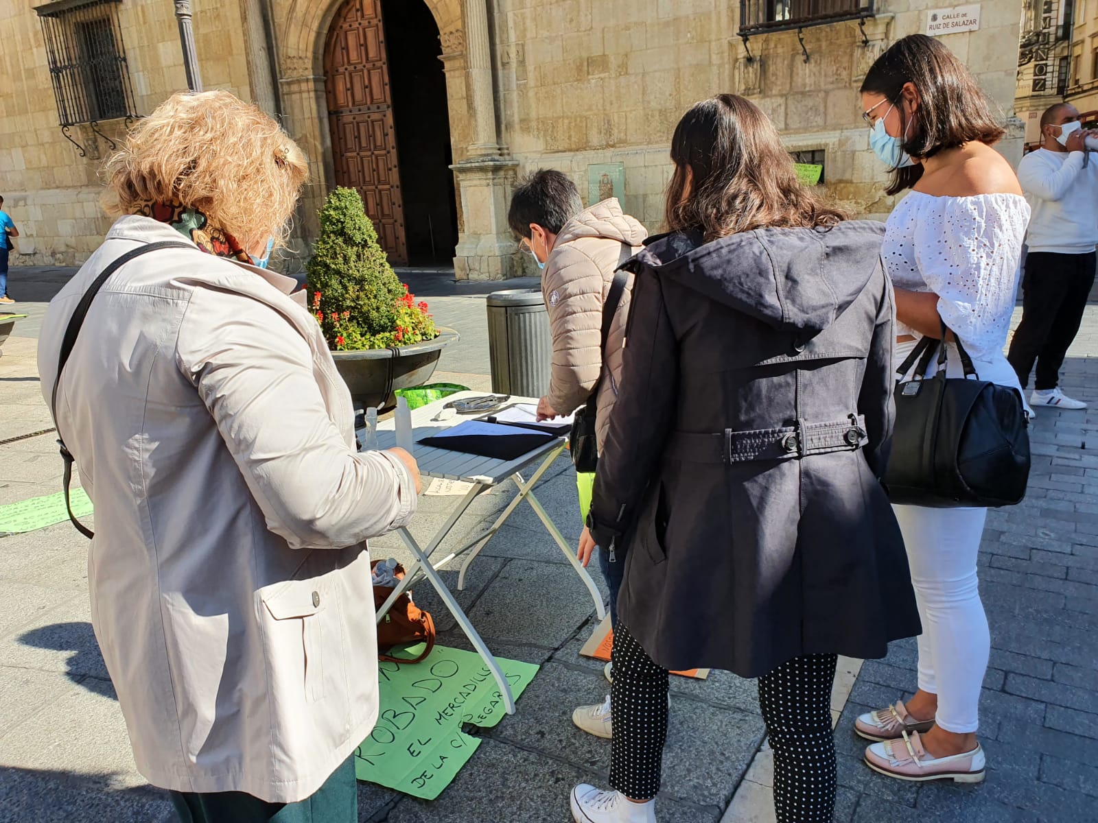 El colectivo ha recogido firmas contra el traslado y por la supervivencia de los puestos en Plegarias.