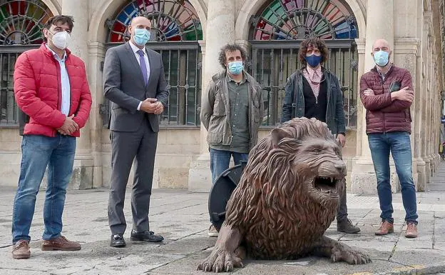 Galería. Presentación de la escultura del león.