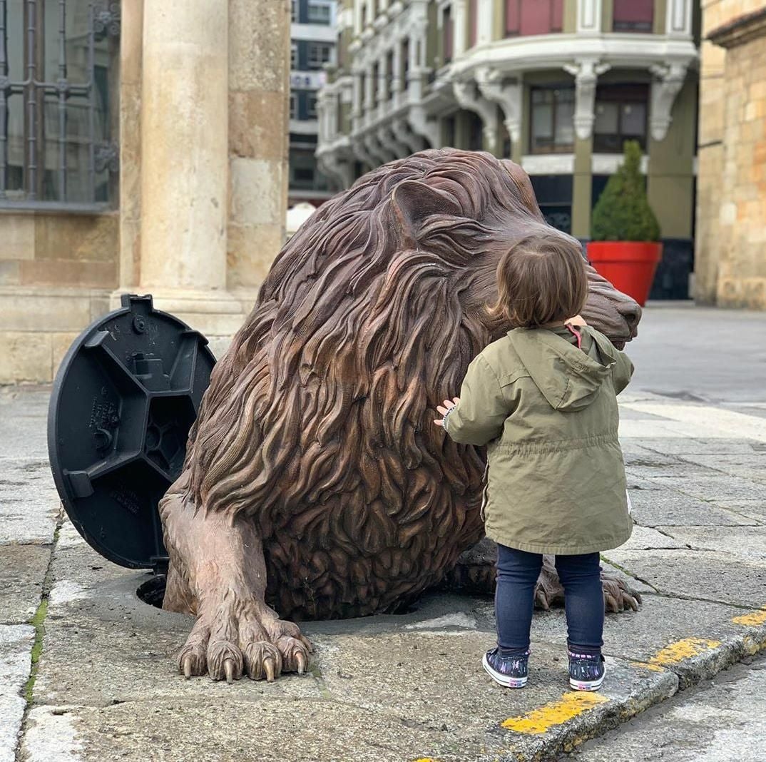 La nueva escultura ubicada junto al Consistorio despierta el interés de los leoneses.