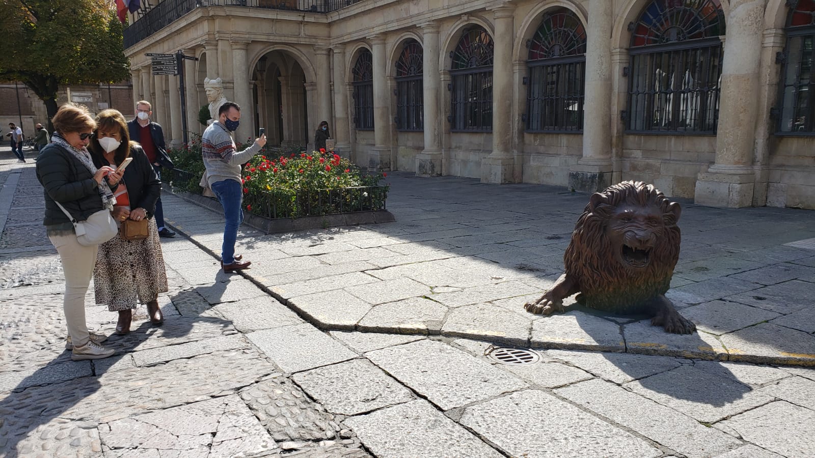 La nueva escultura ubicada junto al Consistorio despierta el interés de los leoneses.