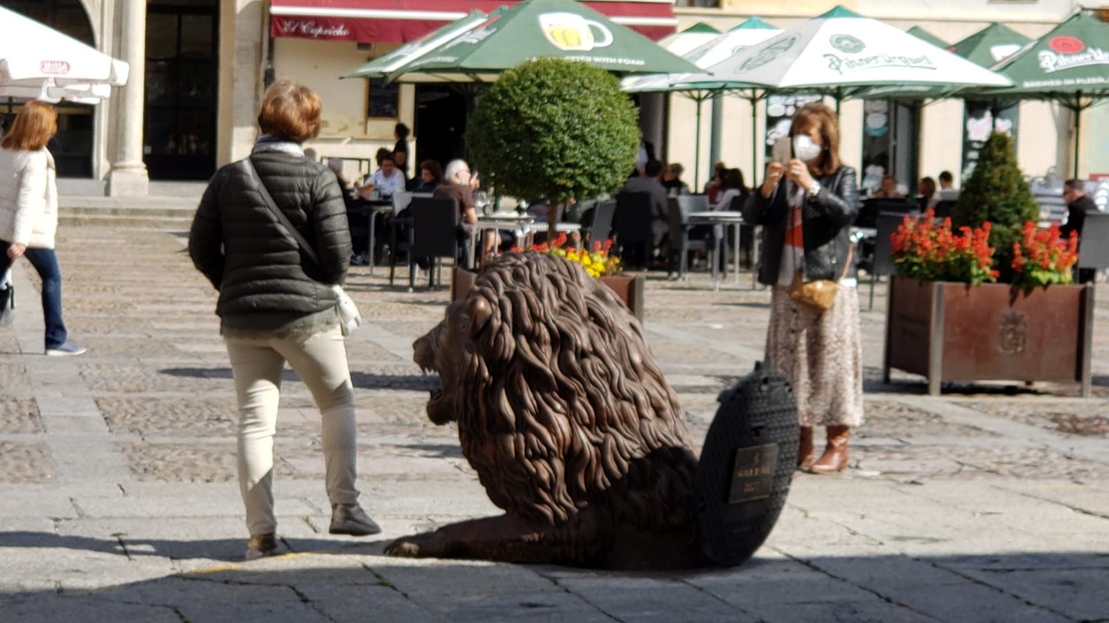 La nueva escultura ubicada junto al Consistorio despierta el interés de los leoneses.