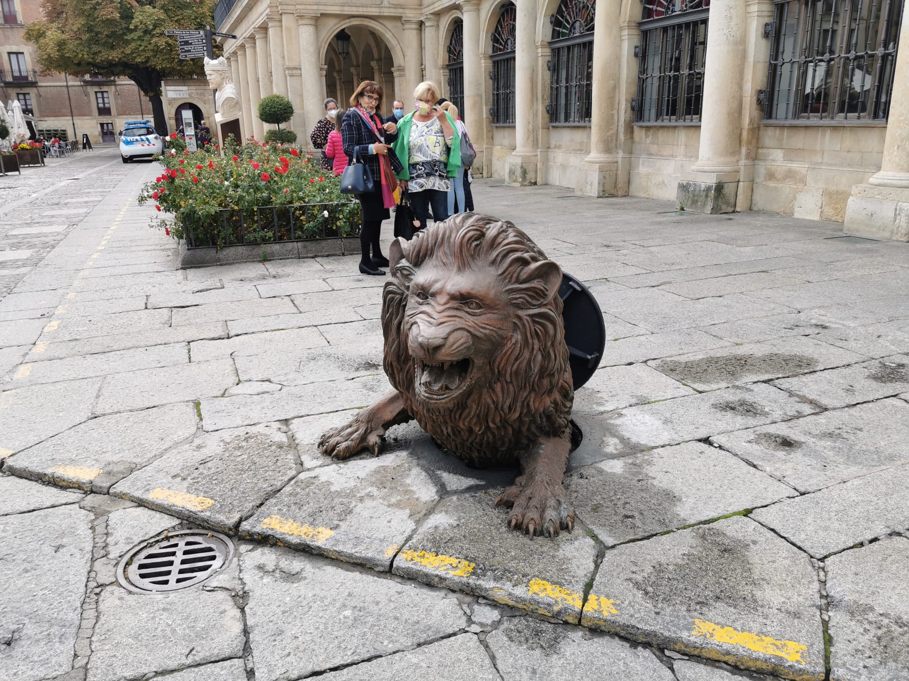 La nueva escultura ubicada junto al Consistorio despierta el interés de los leoneses.