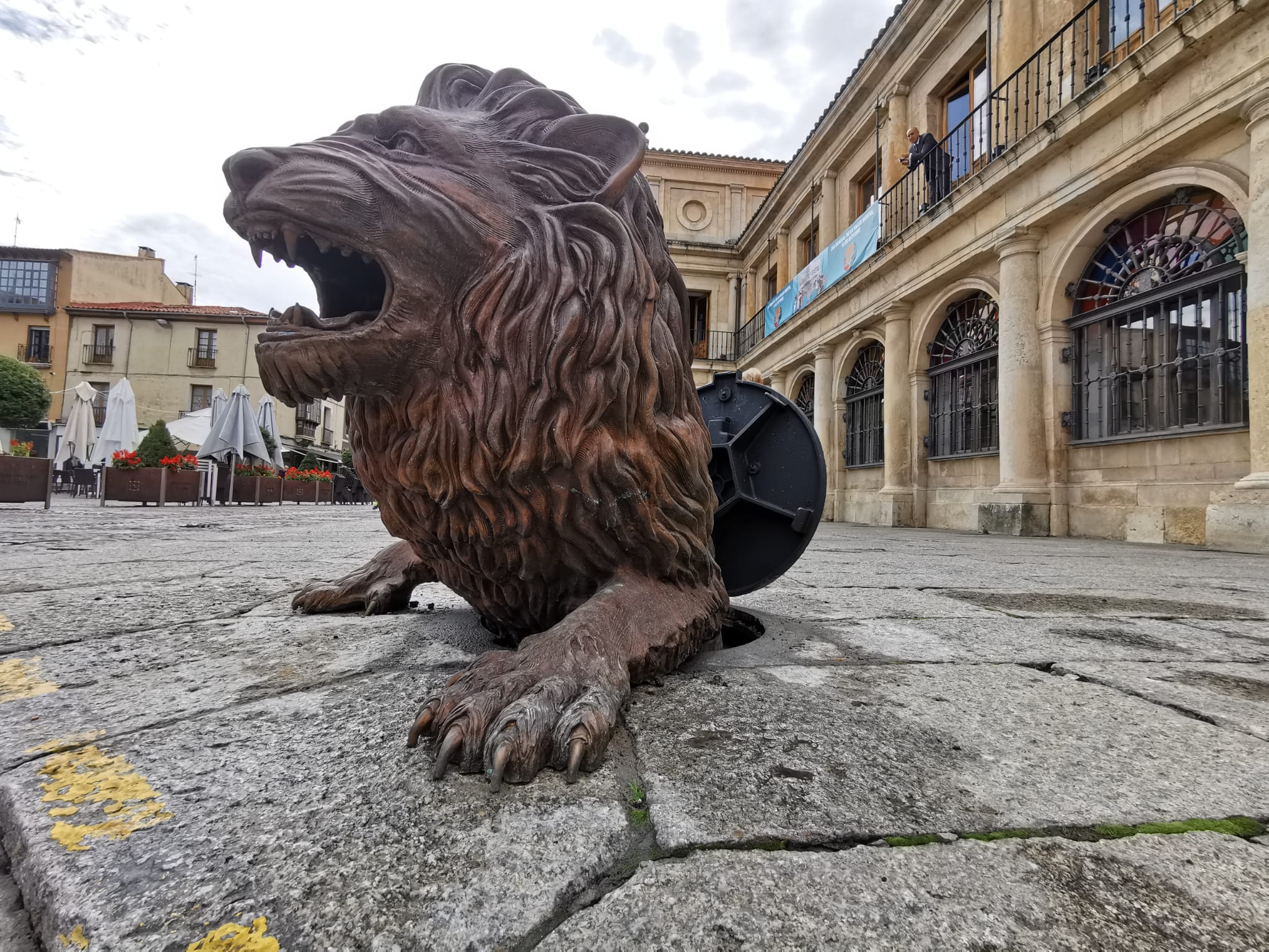 La nueva escultura ubicada junto al Consistorio despierta el interés de los leoneses.