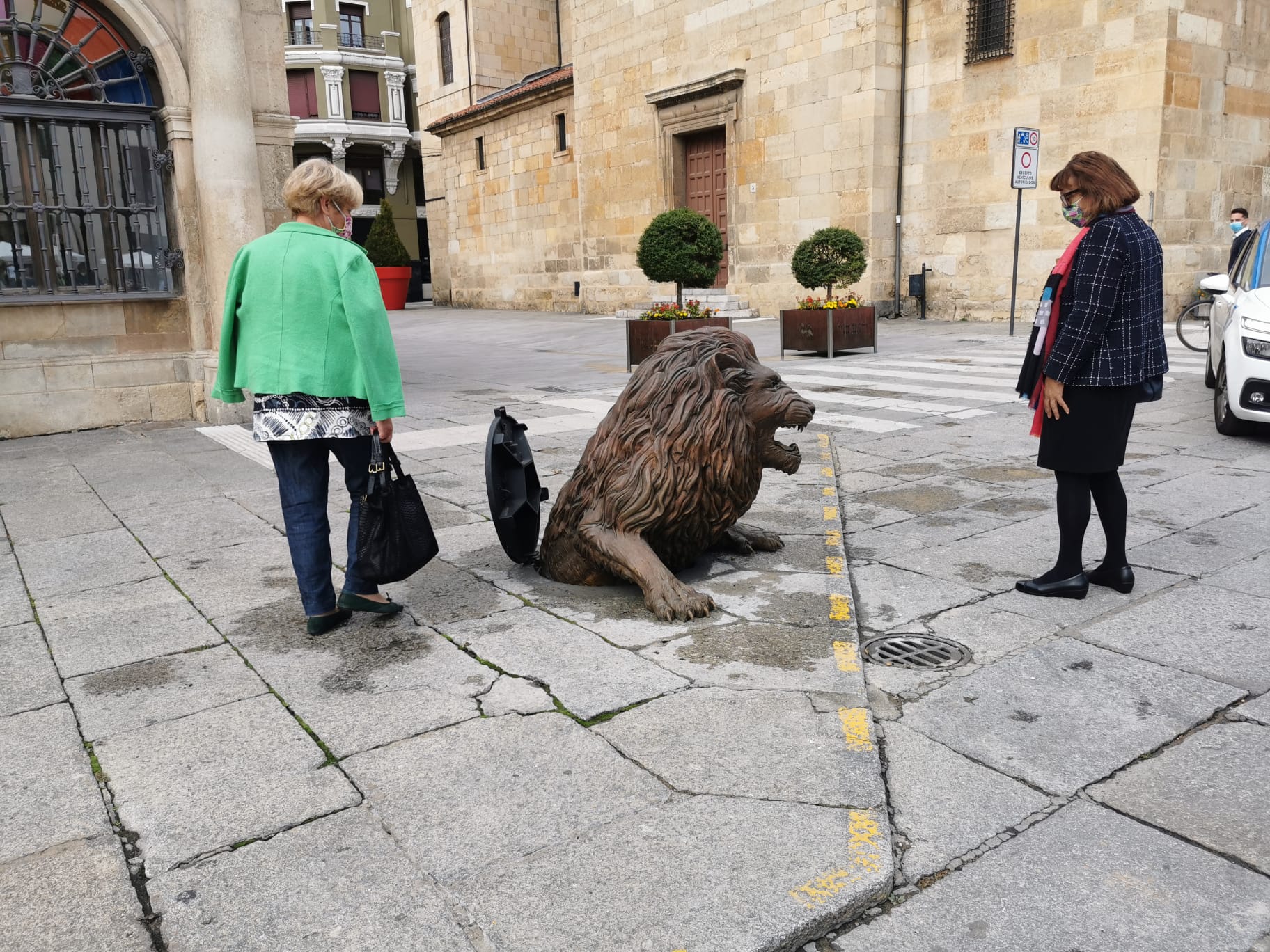 La nueva escultura ubicada junto al Consistorio despierta el interés de los leoneses.