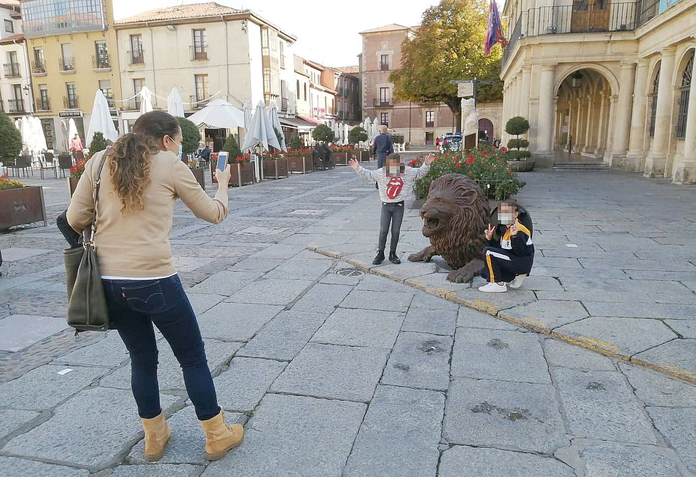 La nueva escultura ubicada junto al Consistorio despierta el interés de los leoneses.