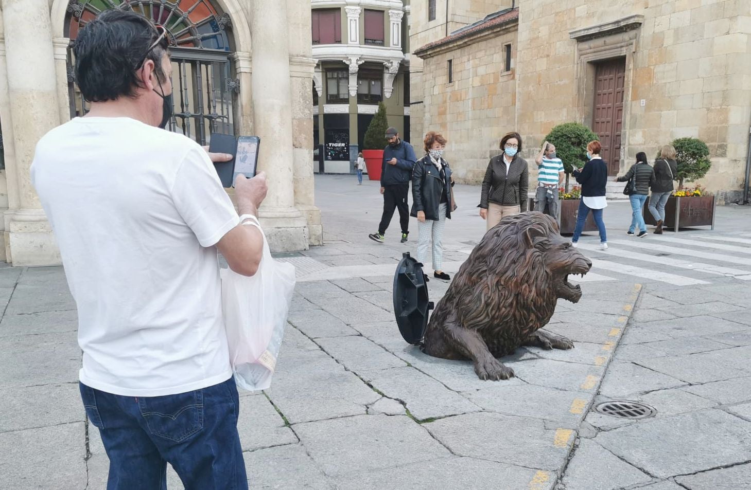 La nueva escultura ubicada junto al Consistorio despierta el interés de los leoneses.