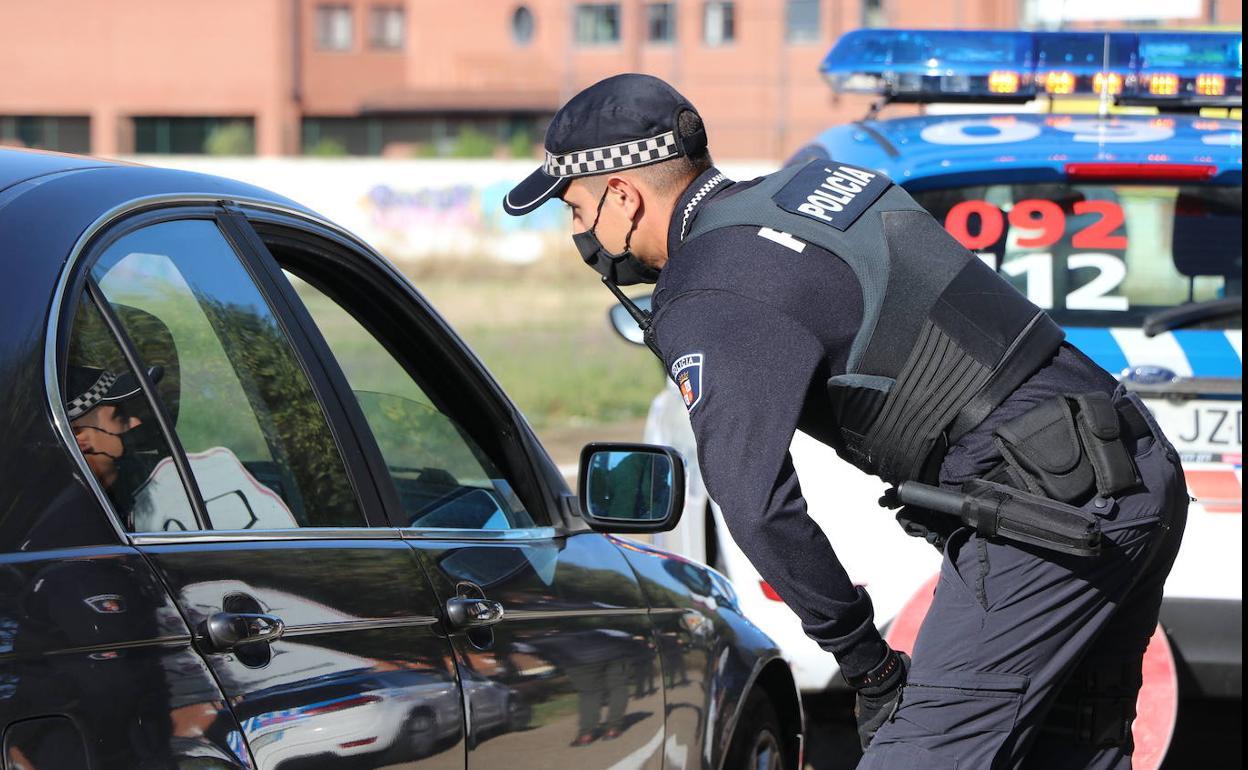 Efectivos de la Policía Local de León durante un control por el confinamiento perimetral. 