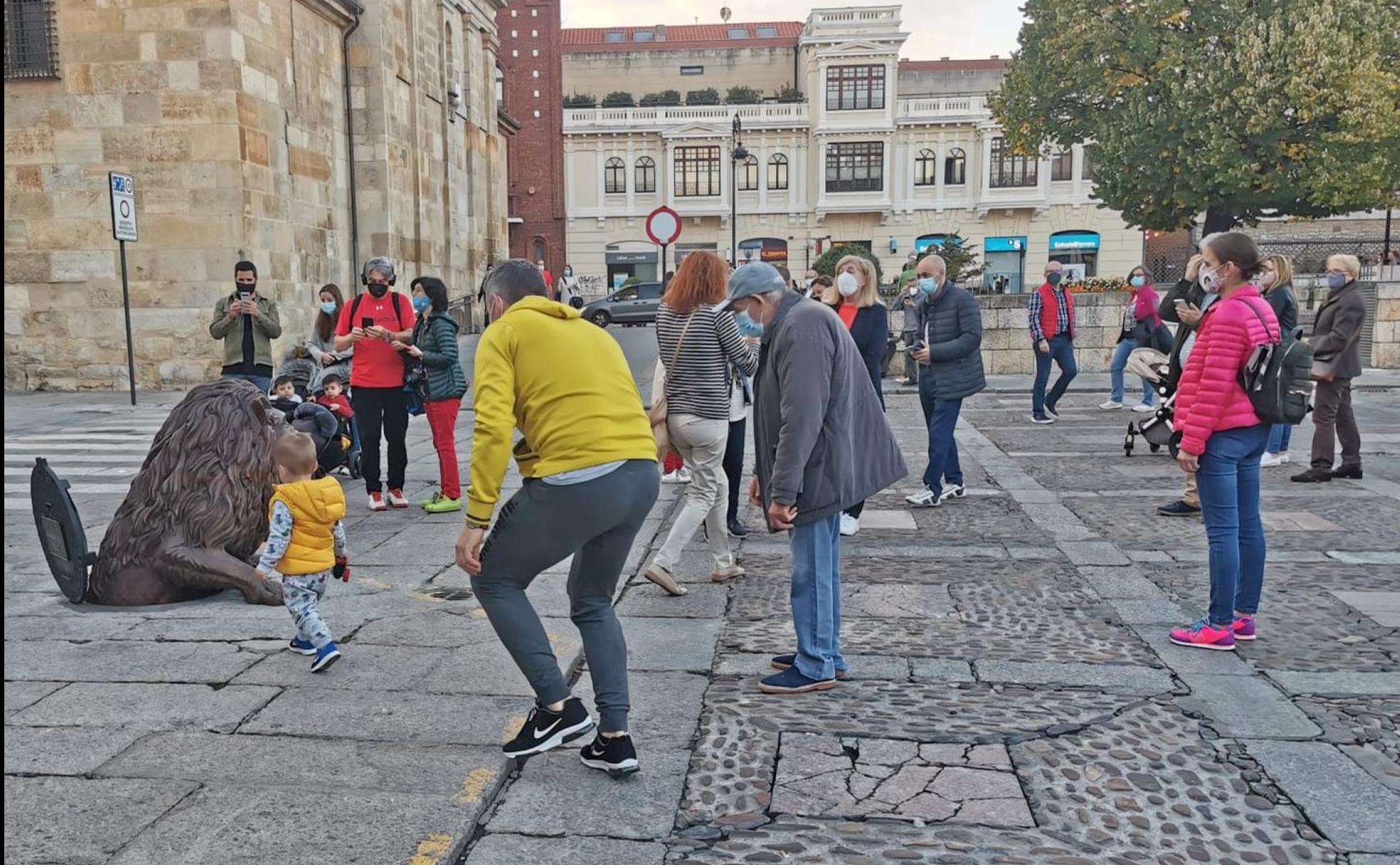 Numeroso público se concentra alrededor de la nueva estatua.