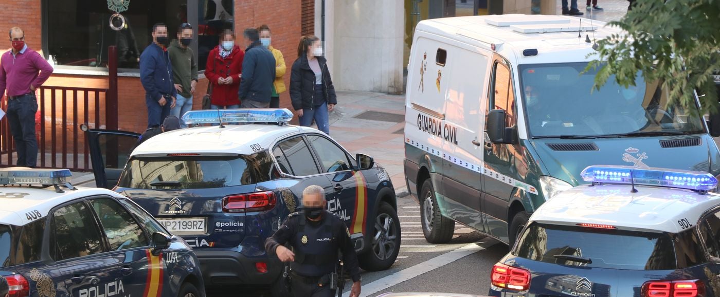 La presencia de numerosos familiares ante la Comisaria de Policía y el hostigamiento a los agentes obliga a que numerosos efectivos policiales tuvieran que intervenir para facilitar su salida a prisión.