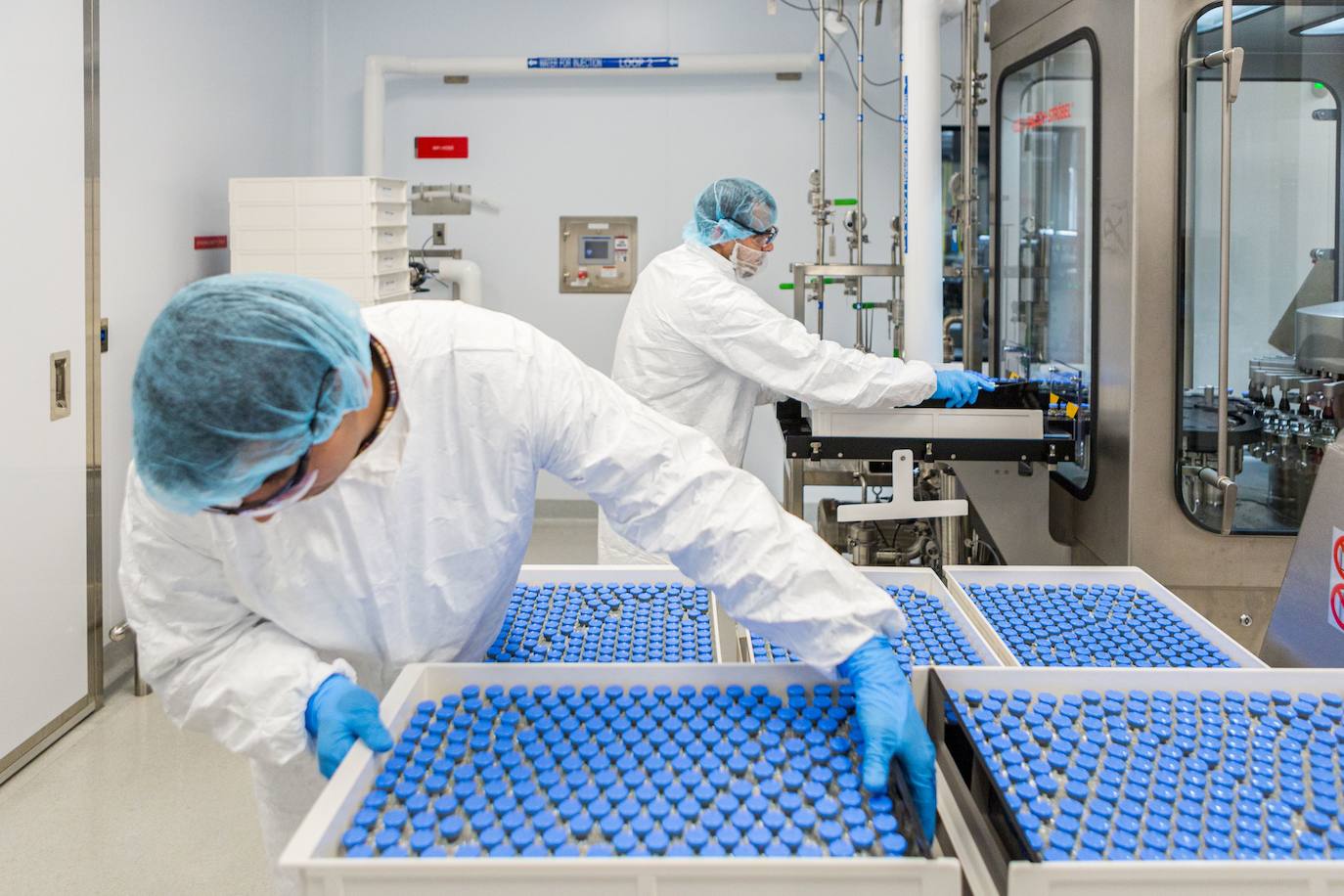 Científicos con viales de remdesivir en un laboratorio de Gilead en Laverne (EE UU).